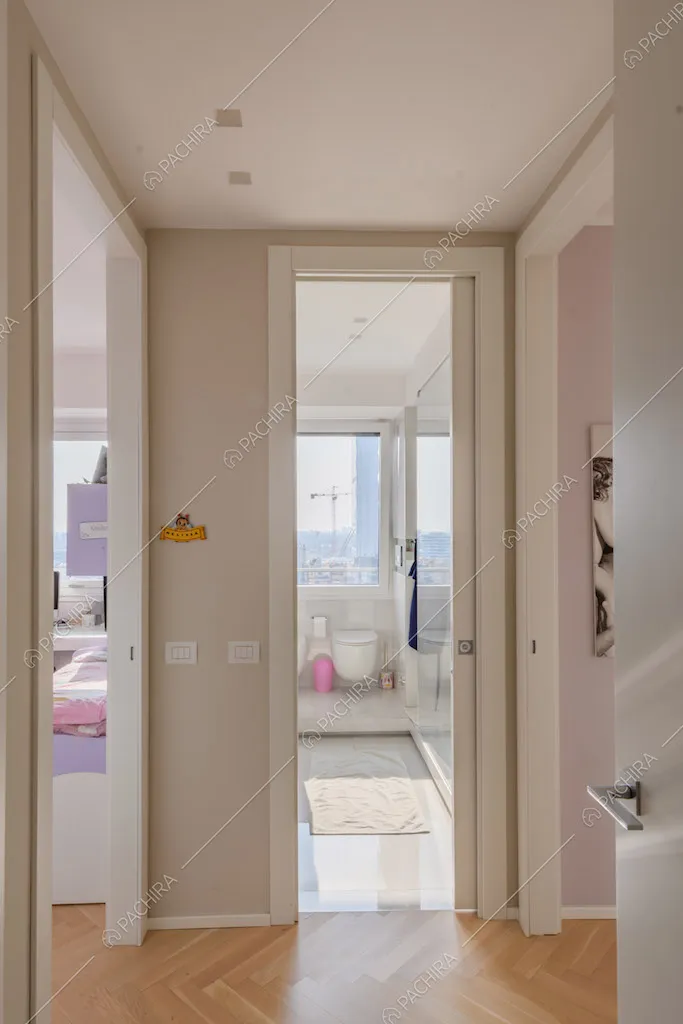 Pavimento in parquet a spina di pesce con scorcio sulla camera dei bambini