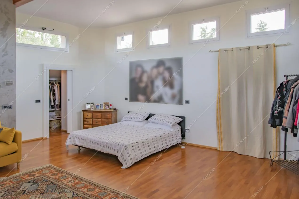 Camera da letto matrimoniale con cabina armadio e pavimento in parquet