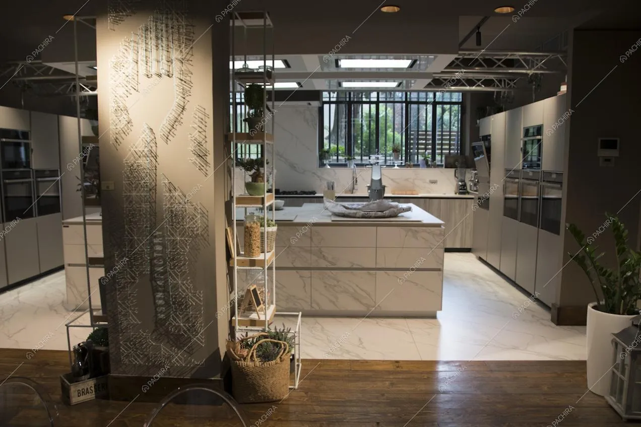 Cucina a vista con isola in marmo