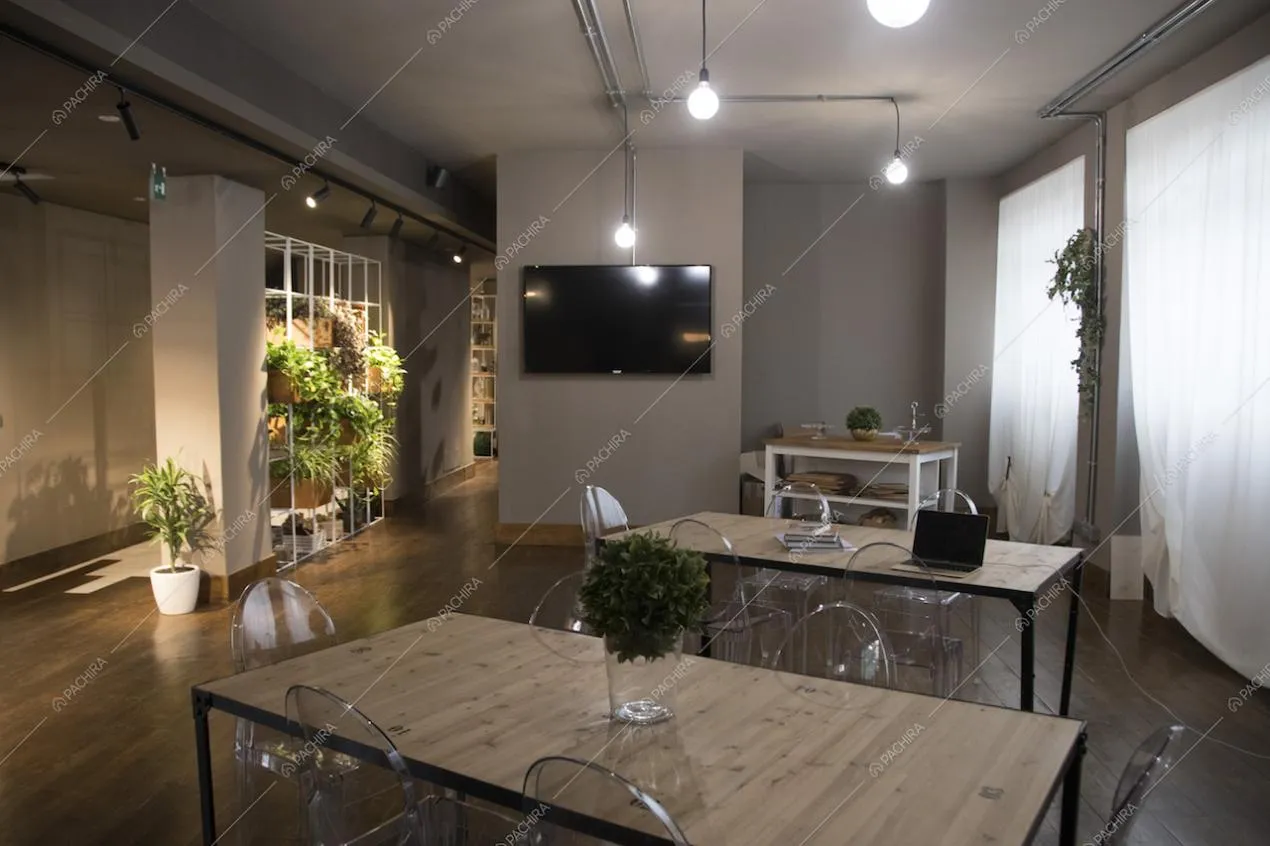 Spazio espositivo con pavimento in parquet a Milano
