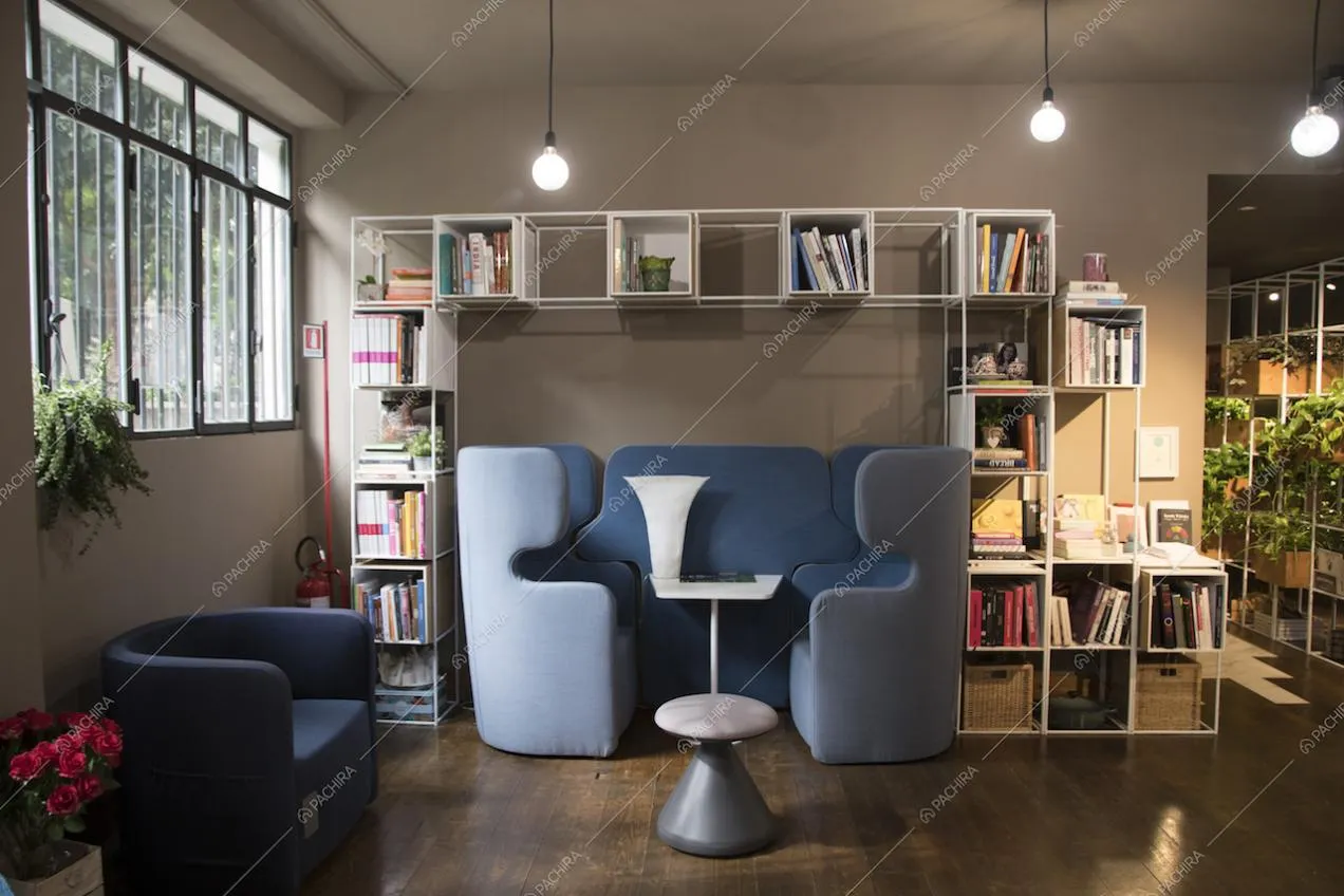 Spazio relax della location con finestre in stile industriale