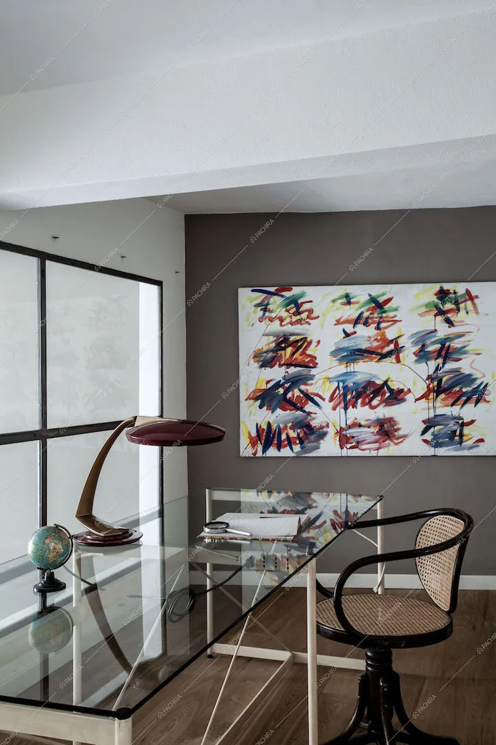 Scrivania in vetro e lampada di design