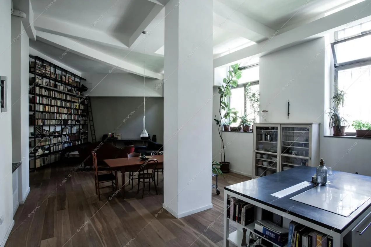 Zona living vista dalla cucina, tavolo da pranzo in legno