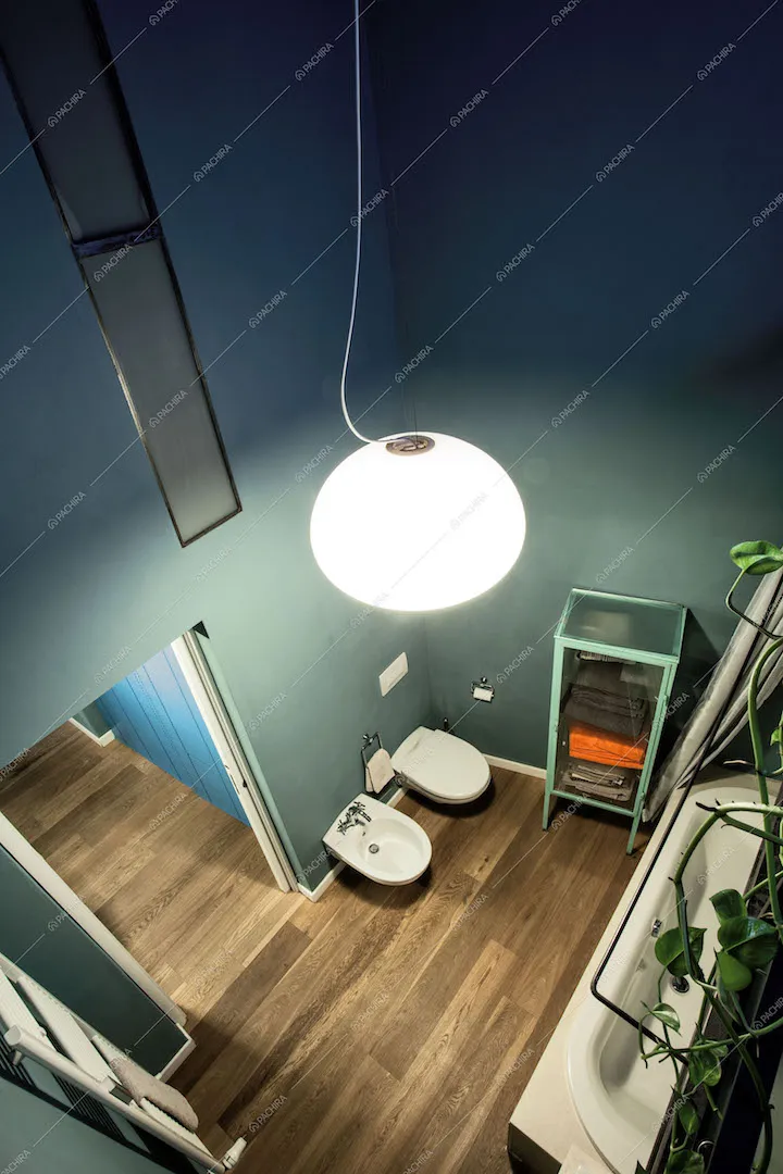 Bagno visto dall'alto con sanitari sospesi