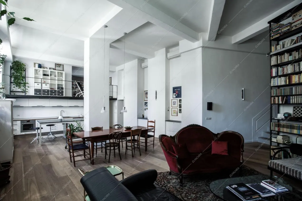 Cucina open space, colonna e travi a vista