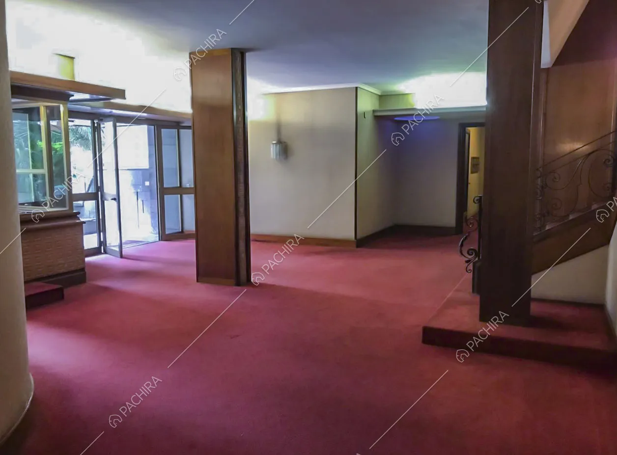 Atrio del palazzo con pavimento rosso