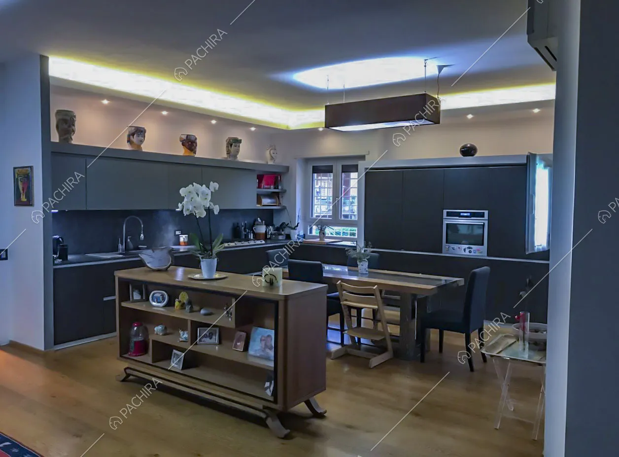 Cucina a parete con tavolo da pranzo e mobile