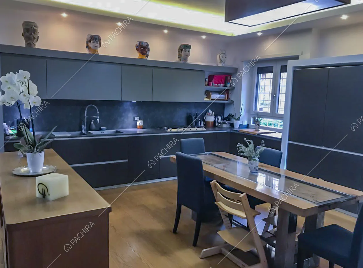 Tavolo da pranzo da sei posti in cucina