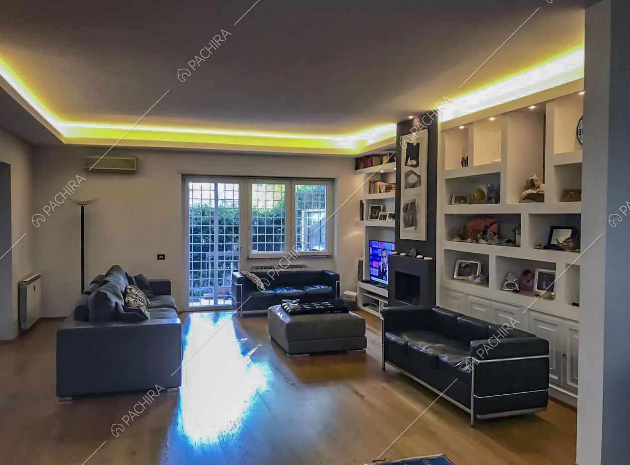 Zona living con vetrata e pavimento in parquet