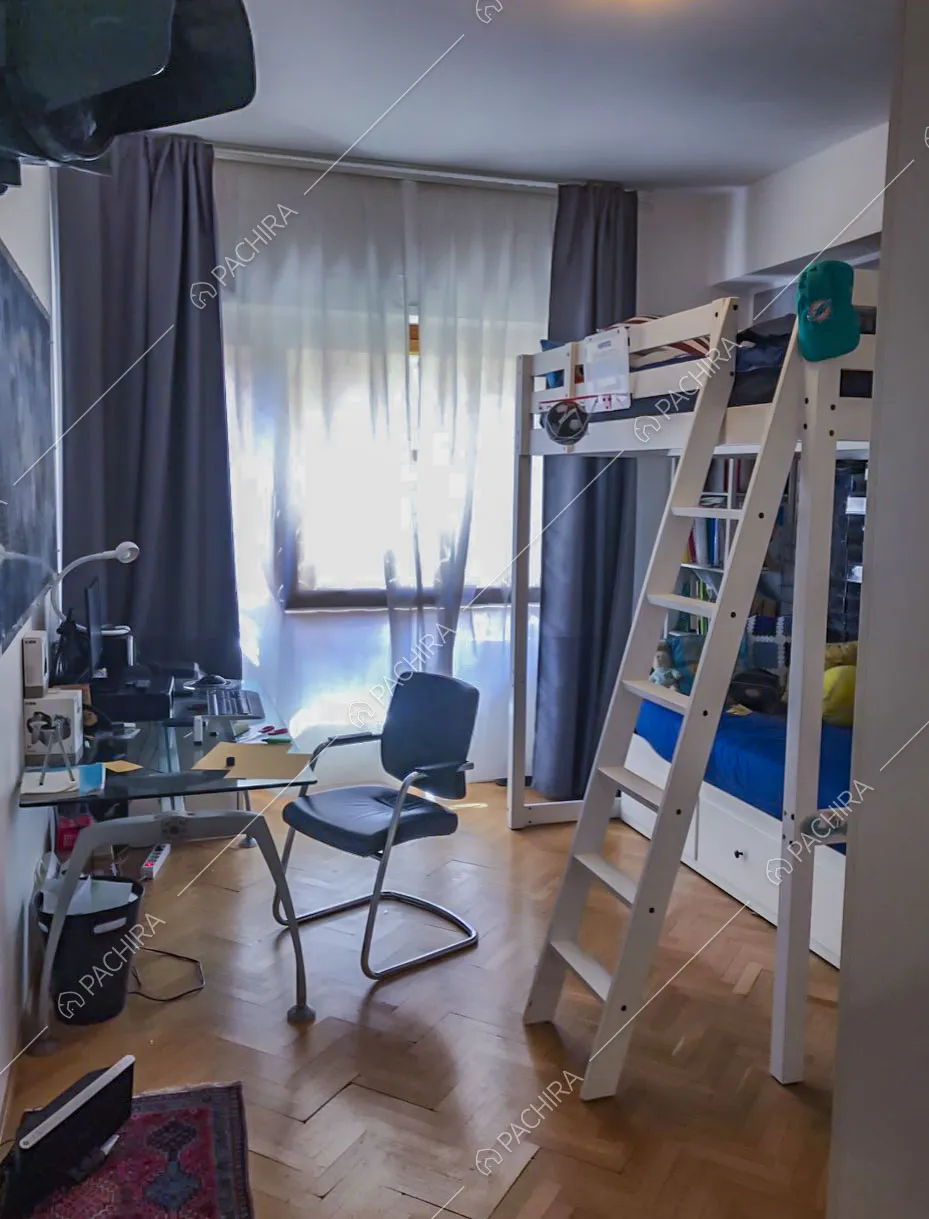 Camera con letto a castello e scrivania