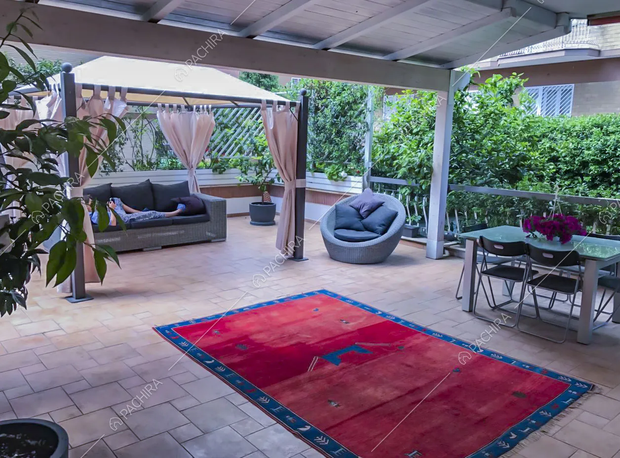 Terrazza con gazebo e divano