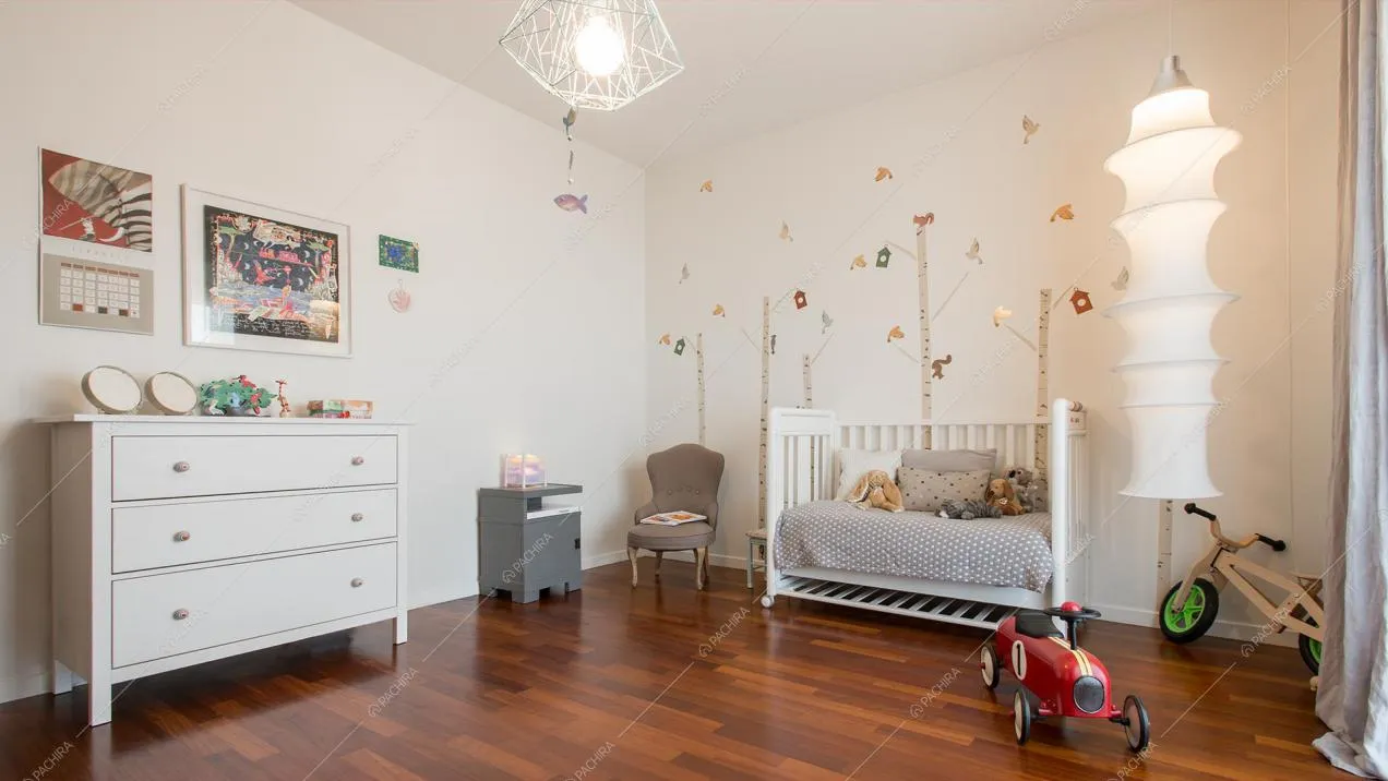 Camera da letto dei bambini con arredi moderni e parquet