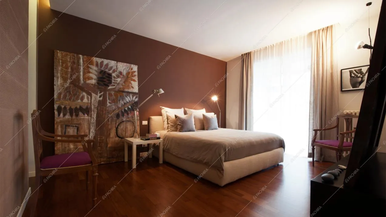 Camera matrimoniale con parquet e opere d'arte