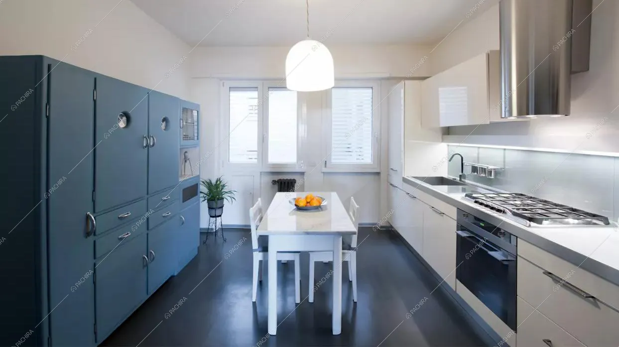 Cucina a parete con arredi celesti