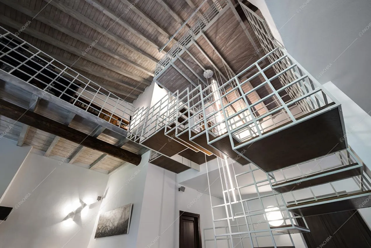 Scale di design e soffitto con travi in legno