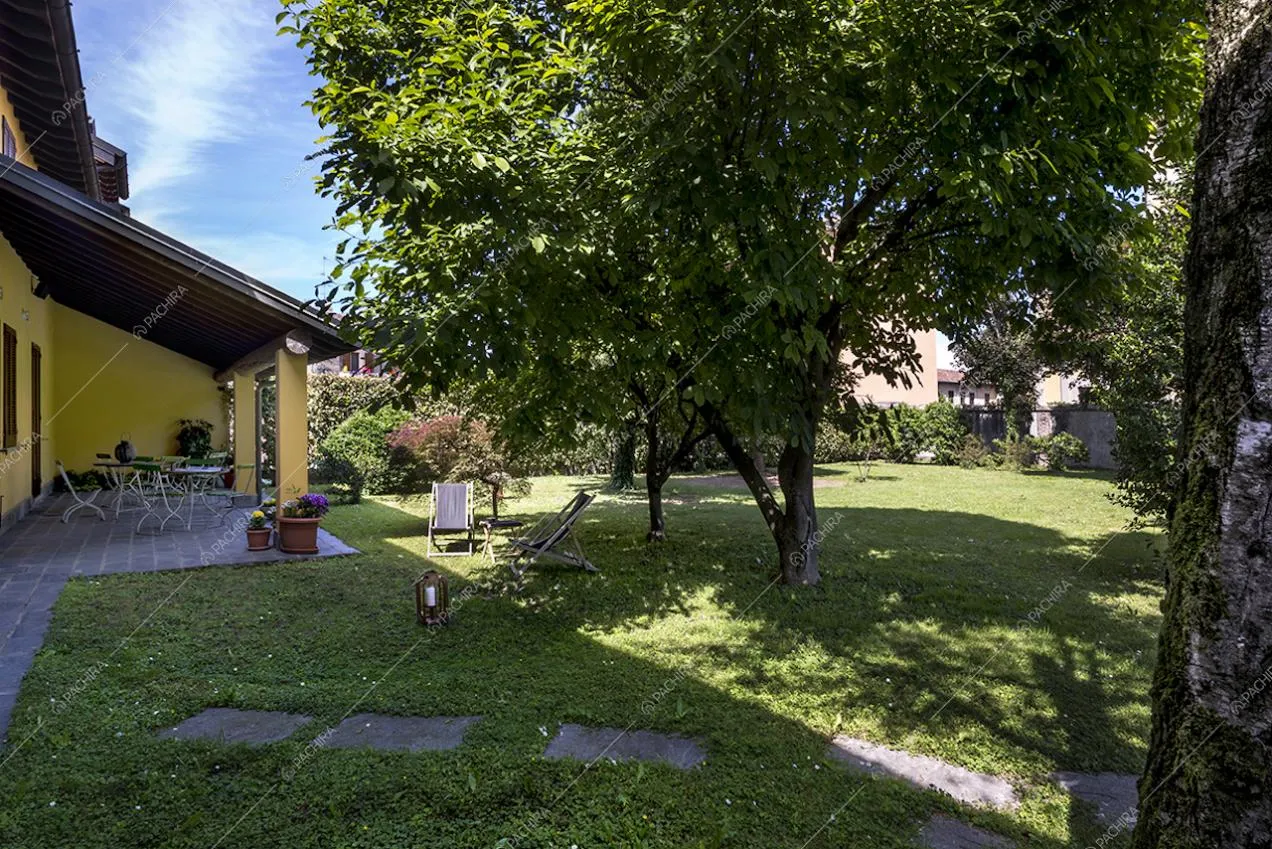Giardino spazioso sul retro della villa