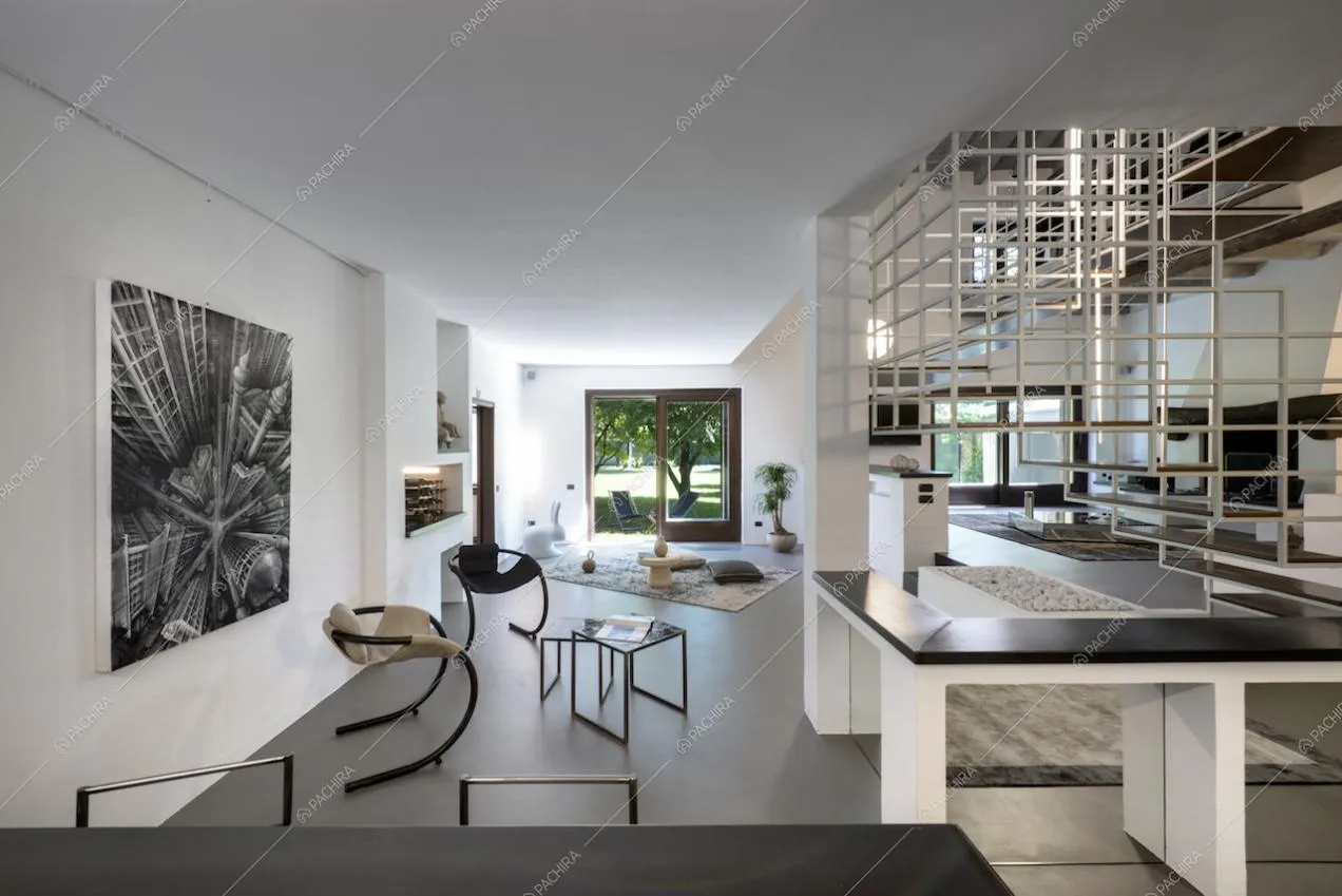 Sala di design e vetrate sul giardino