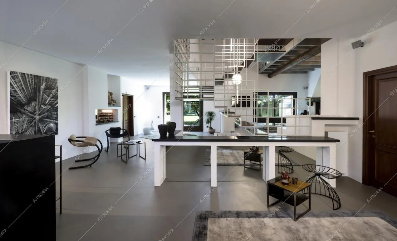 Sala open space con arredi di design
