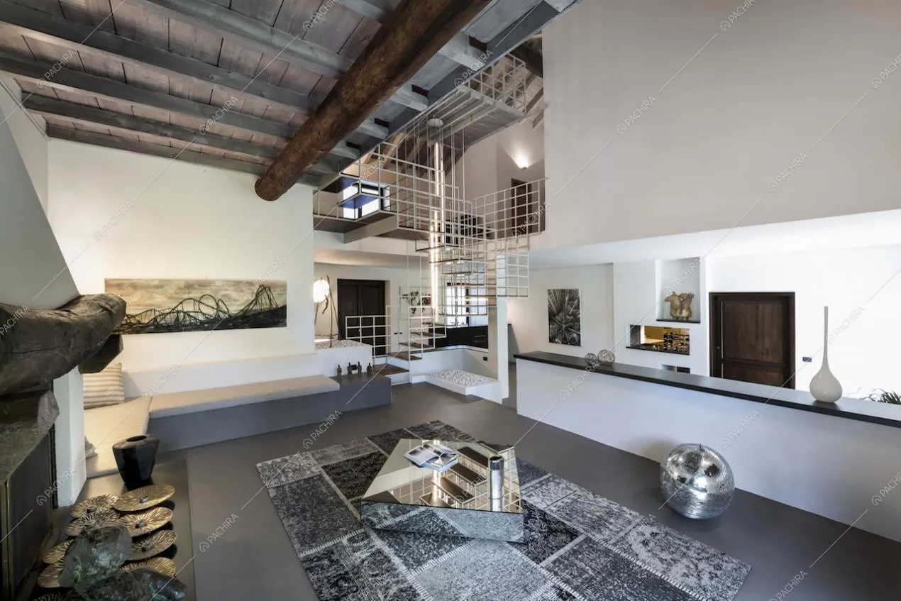 Zona living con travi a vista e camino