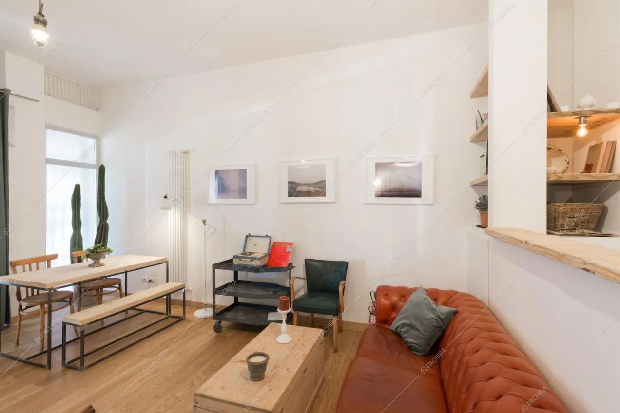 Sala con tavolo da pranzo con panca e divano in pelle rossa r