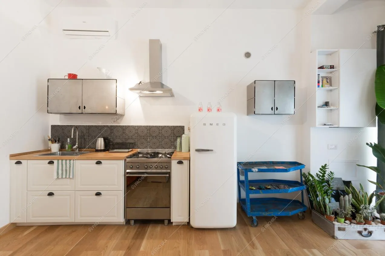 Cucina a vista con fornelli a gas e pavimento in parquet