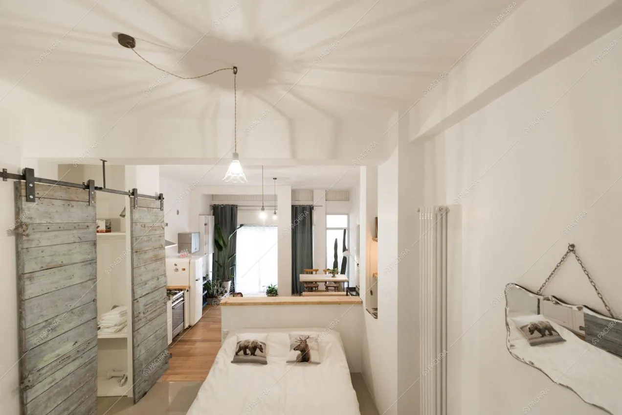 Camera da letto matrimoniale con cabina armadio privata con porte scorrevoli in legno