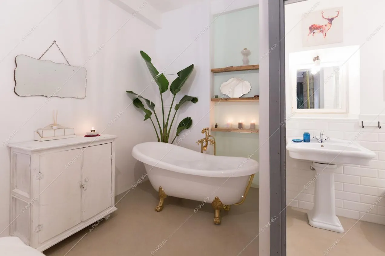Vasca da bagno in camera da letto e ingresso del bagno