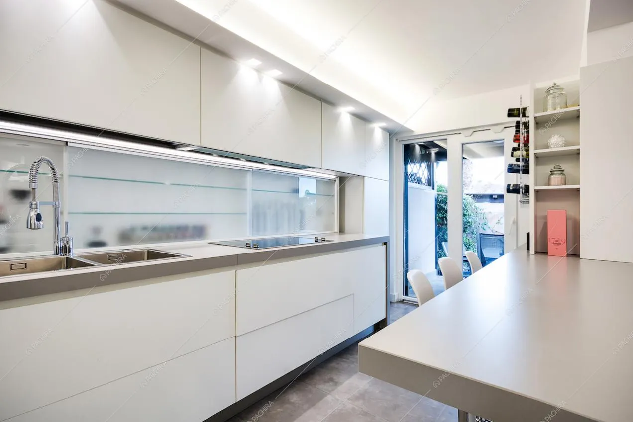 Cucina con fornelli a induzione