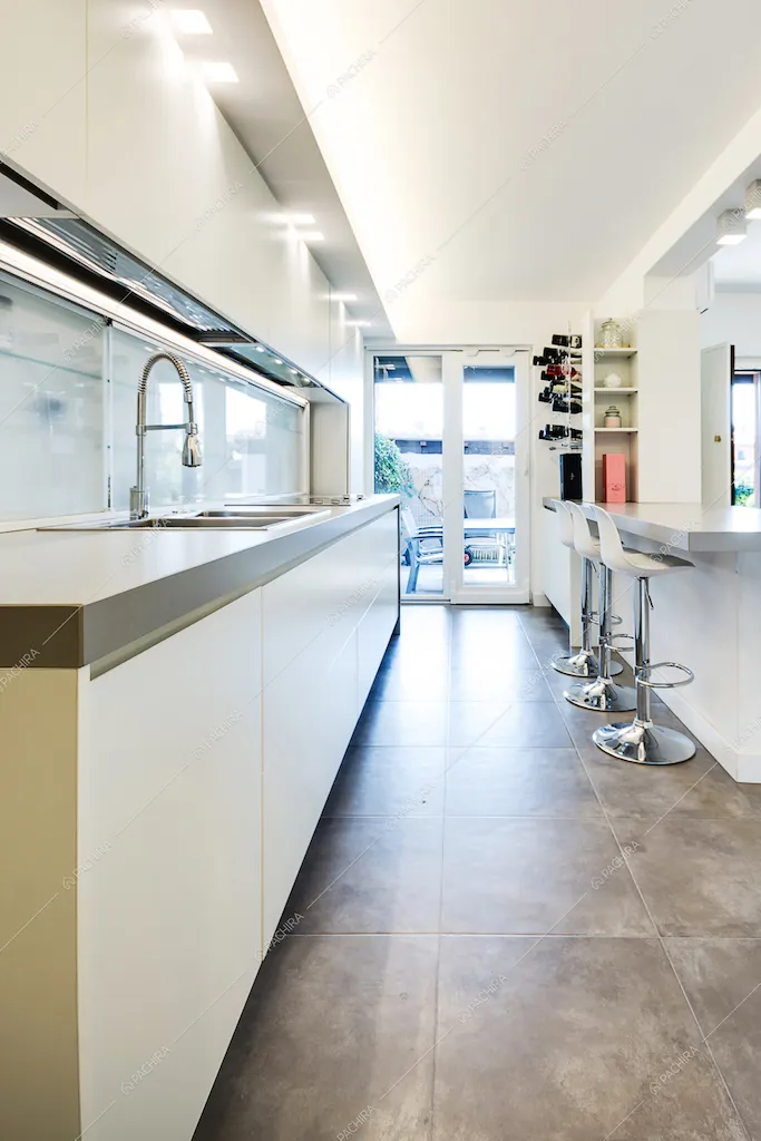 Cucina con penisola e pavimento in cemento armato