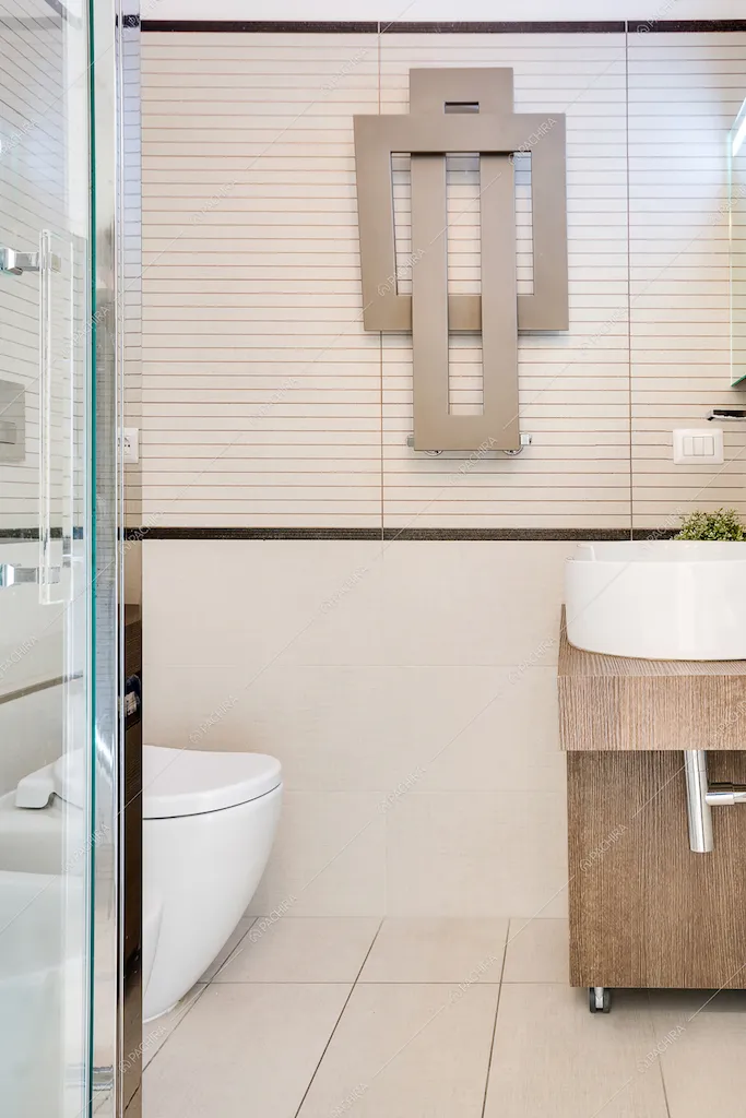 Bagno con lavandino su mobile in legno