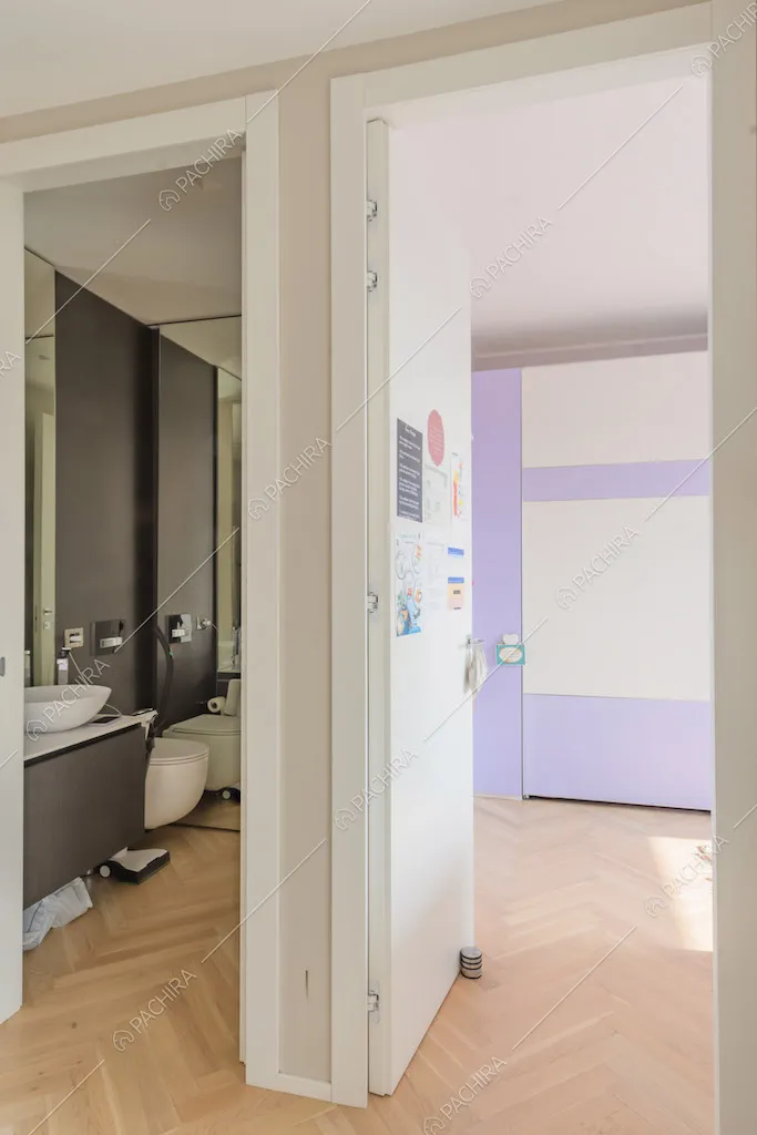 Vista sul bagno con parete nera e sulla camera da letto dei bambini