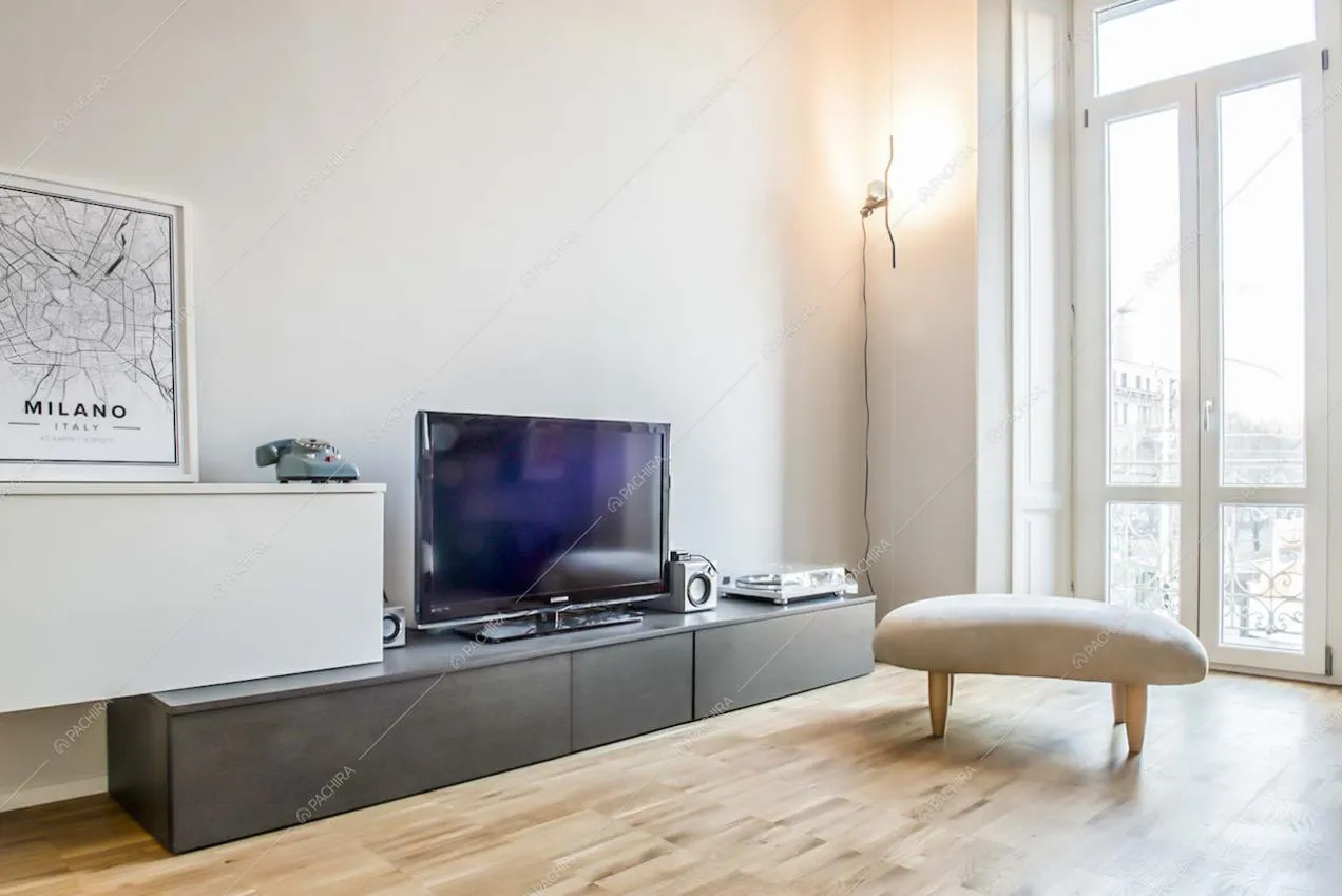 Pavimento in parquet nella sala dell'appartamento a Milano