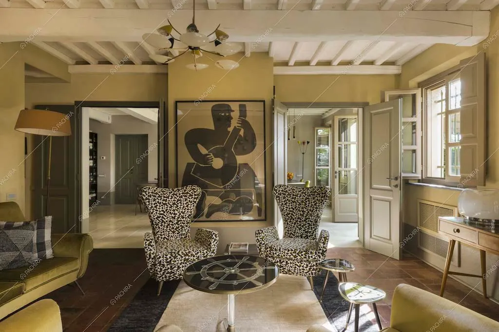 Poltrone di design nel salotto della villa moderna