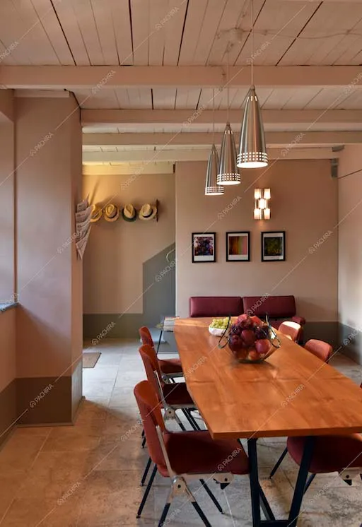 Sala da pranzo con arredi essenziali e illuminazione di design