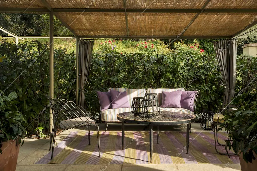 Il gazebo nel giardino della villa in Provincia di Lucca