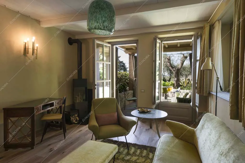 Sala con arredi di design