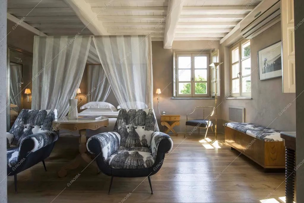 Letto a baldacchino e pavimento in parquet