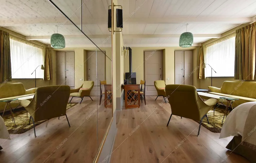 Sala con grandi specchi e pavimento in parquet