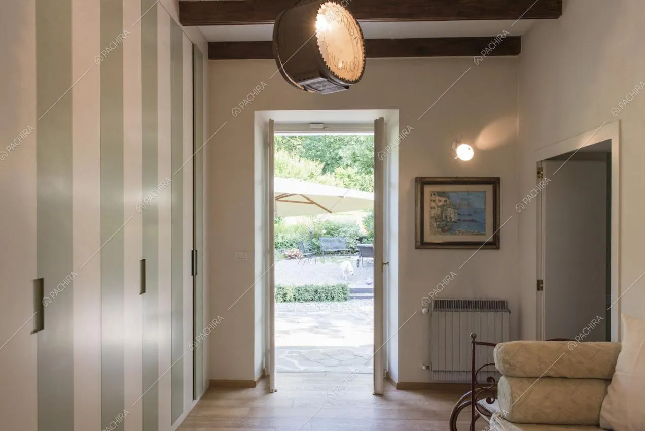 Lampadario particolare e porta che dà sull'esterno aperta