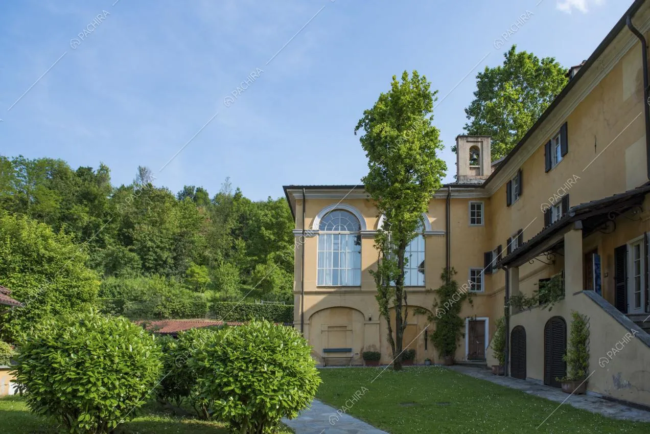 Facciata della villa con ampie finestre e campana