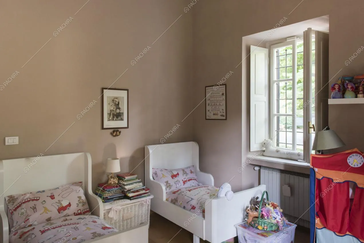 Camera dei bambini con due lettini e finestra