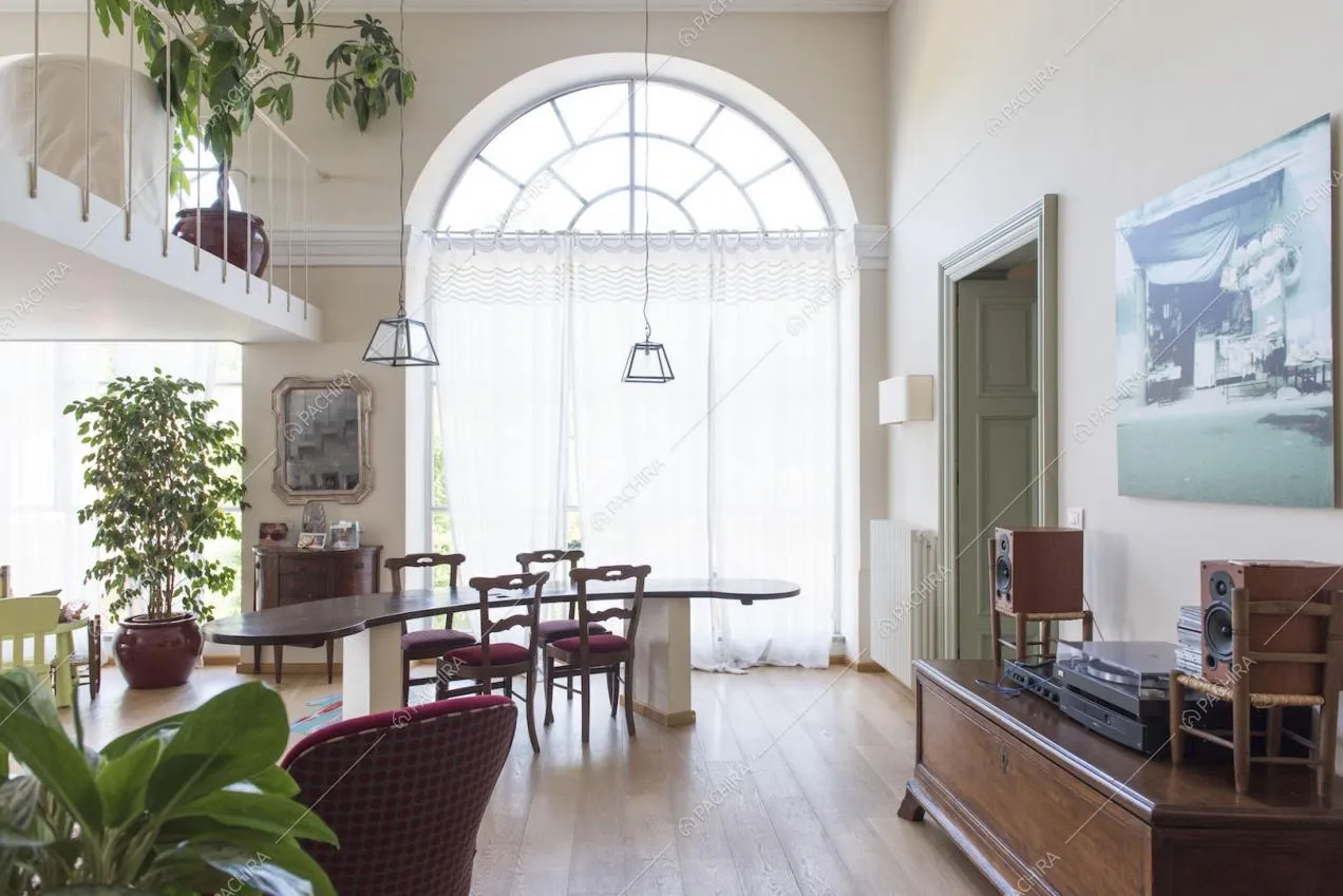 Grande vetrata che illumina la zona living, pavimento in parquet