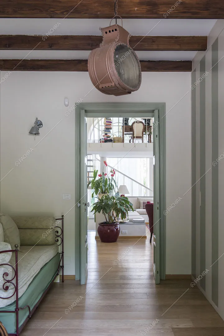 Anticamera con divano e con scorcio sulla zona living