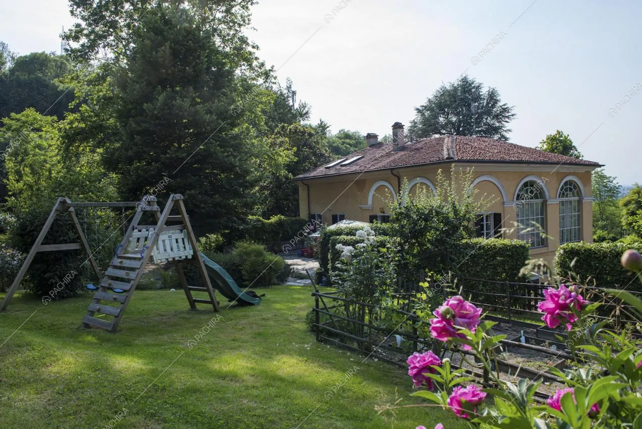 Villa inquadrata dall'esterno e parco giochi
