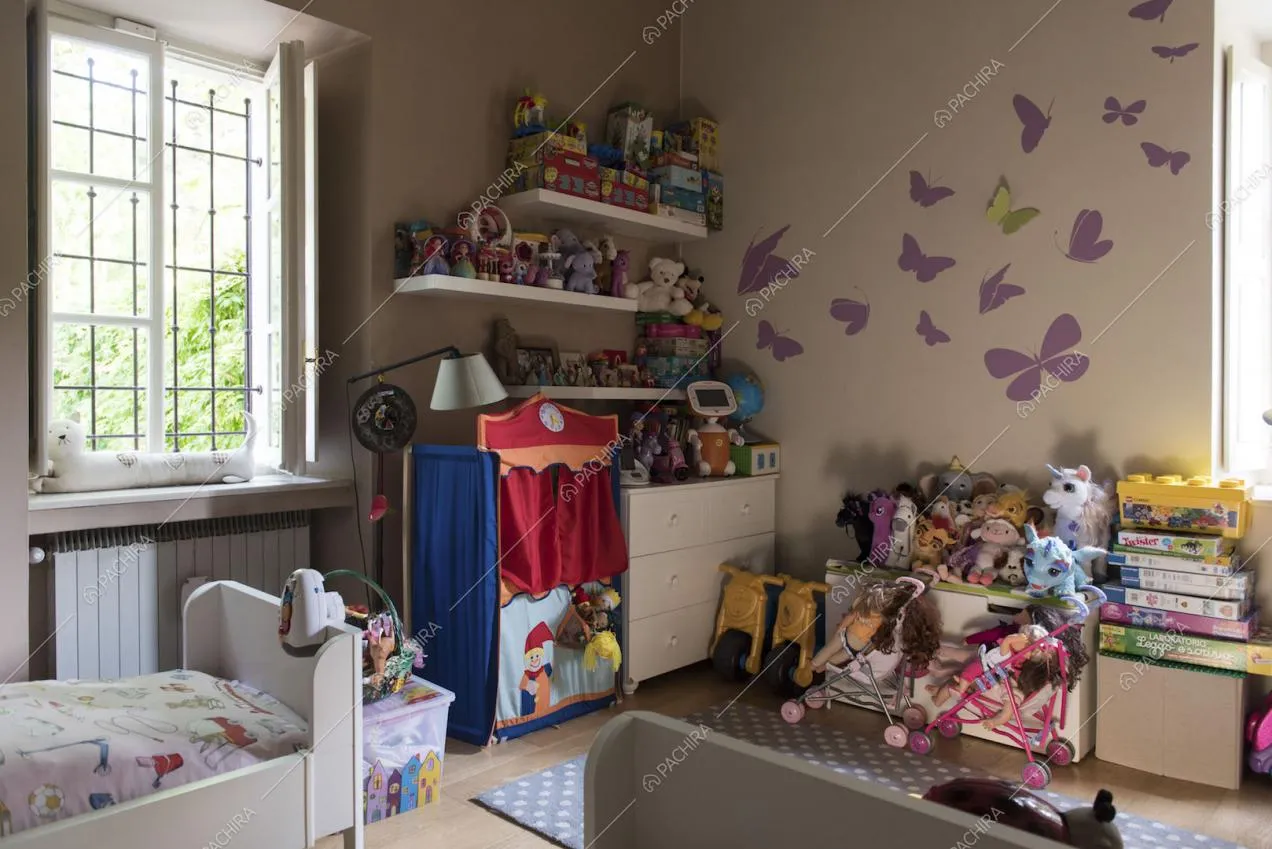 Teatrino, giochi e pupazzi nella camera dei bambini