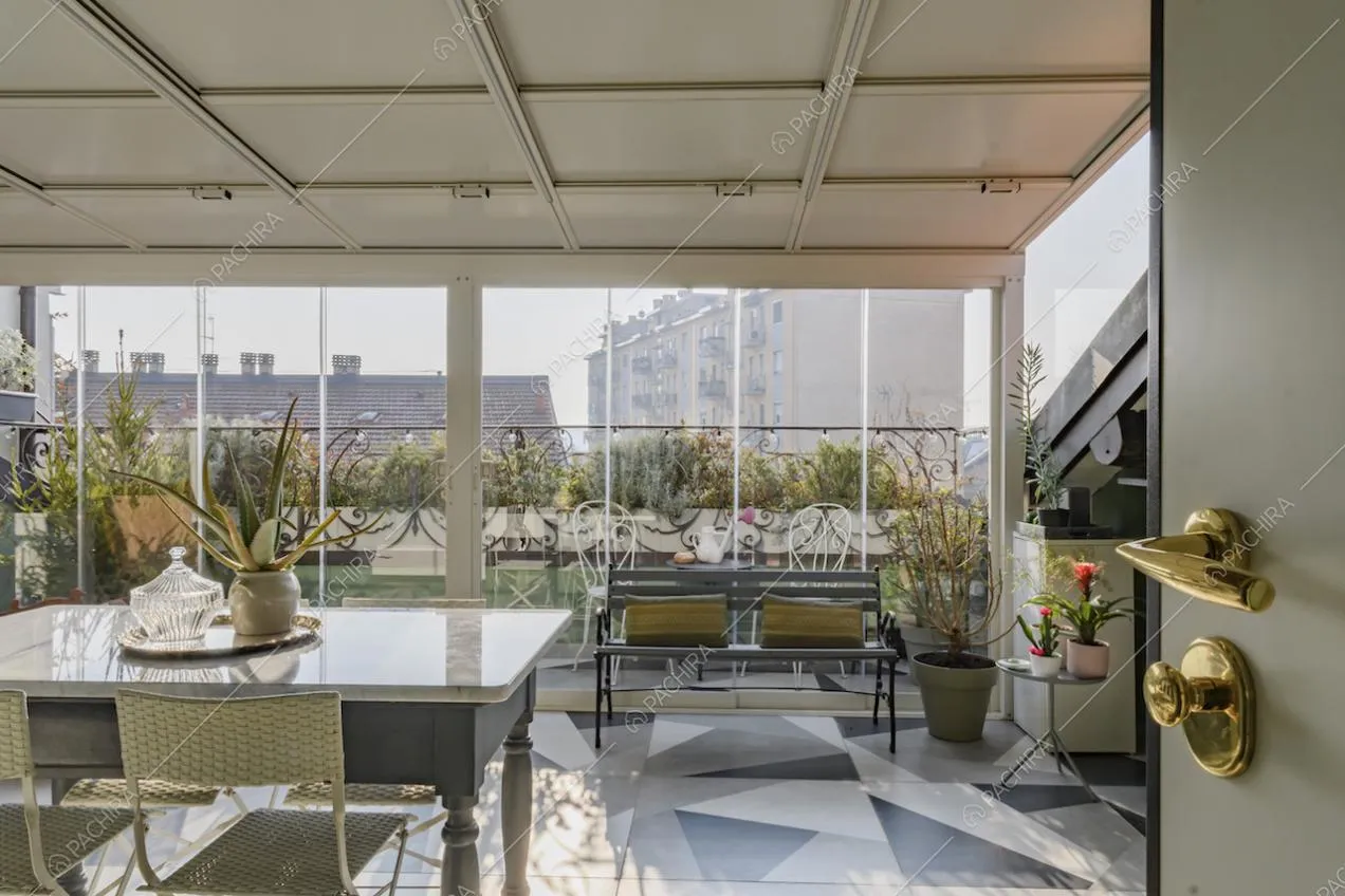 Panchina e tavolo nella veranda con vista sulla città