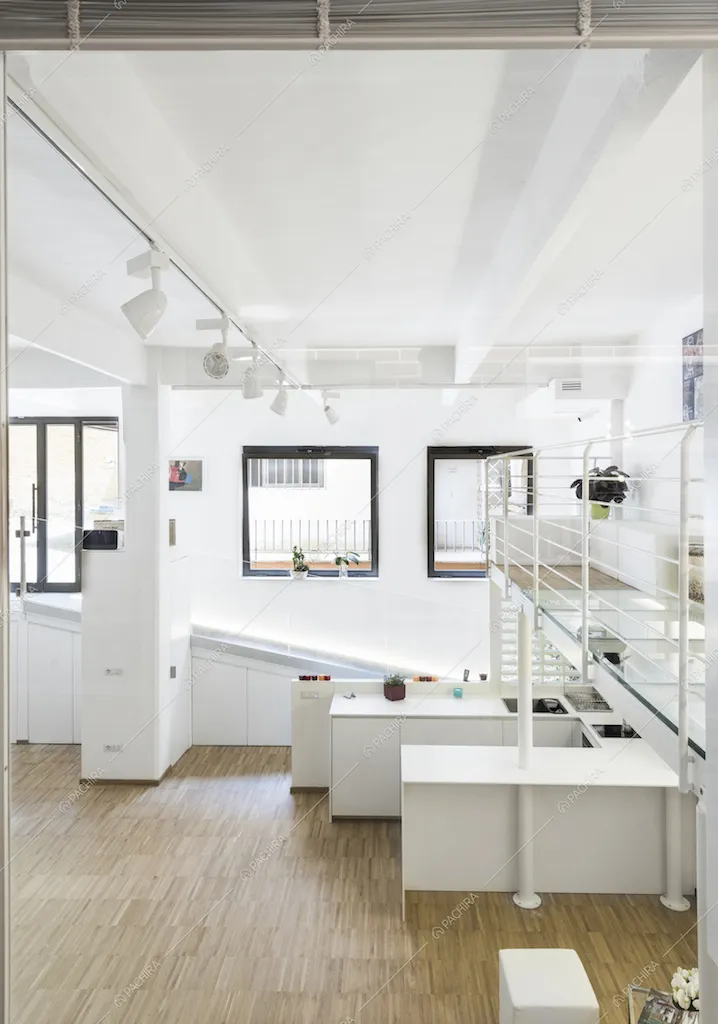 I due livelli del loft total white a Roma