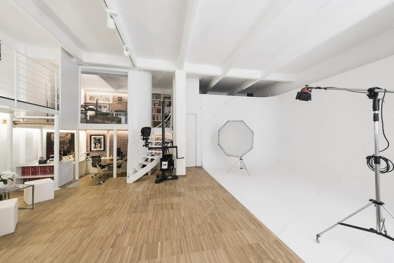 Primo livello del loft con parete bianca per servizi fotografici
