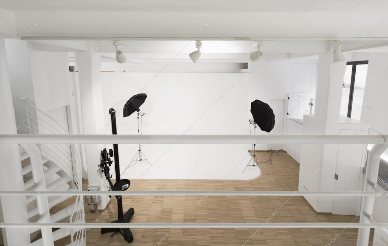 Vista sulla parete bianca del loft