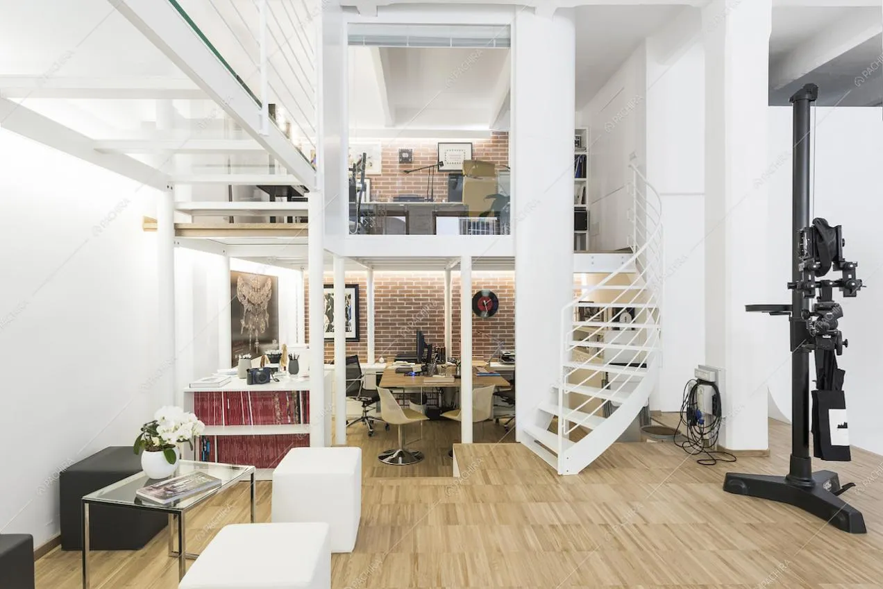 Il loft moderno con pavimento in parquet